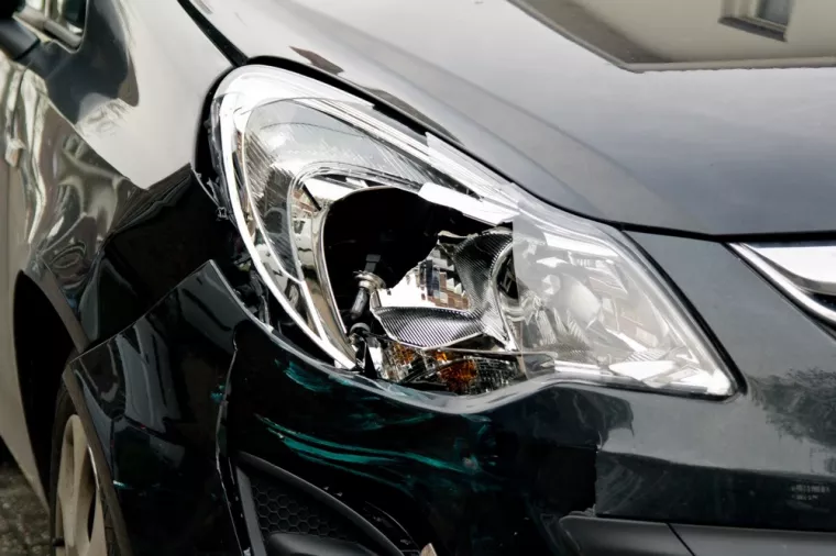 Combien de temps pour réparer un phare de voiture cassé suite à un accident ?, Bastia, Corse Pare-Brise